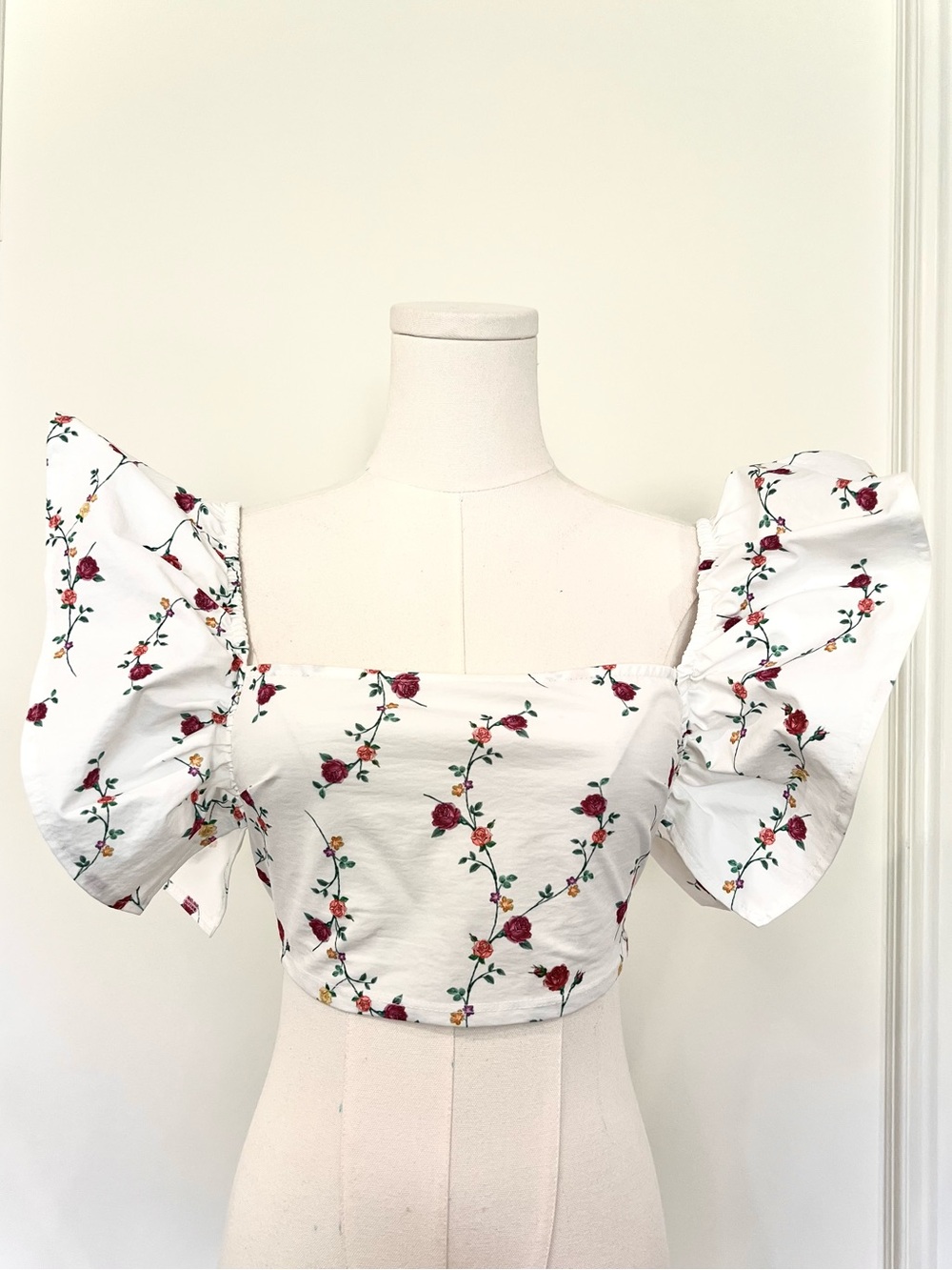 Floral Puff-Sleeve‎ Crop Top - White with Red Rose Print